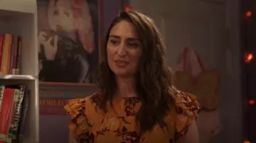 Blouse à imprimé floral Walter Baker portée par Dawn Solano (Sara Bareilles) comme on le voit dans Girls5eva (S03E03)