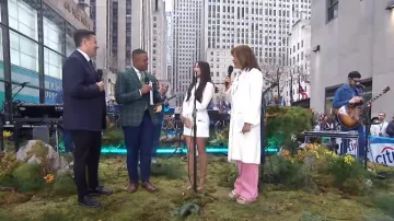 Alice + Olivia Gorgeous Coin Pocket Jean worn by Hoda Kotb as seen in Today on  March 15, 2024