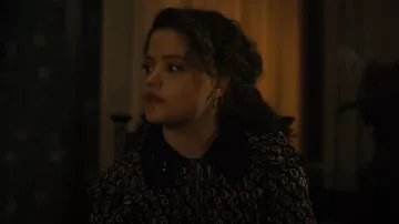 Robe Maje Rinette portée par Maggie Vera (Sarah Jeffery) dans Charmed (S04E03)