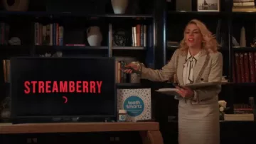 Falda Tahari Boucle usada por Summer Dutkowsky (Busy Philipps) como se ve en Girls5eva (S03E03)