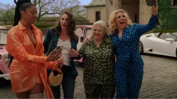 Diane Von Furstenberg portée par Summer Dutkowsky (Busy Philipps) dans Girls5eva (S03E04)