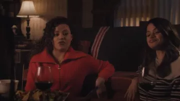 Pull en laine à col zippé Maje Matelot porté par Maggie Vera (Sarah Jeffery) dans Charmed (S04E04)