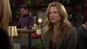 Blazer en laine à carreaux TWP Husband porté par Summer (Hunter King) comme on le voit dans Les Feux de l’amour le 12 mars 2024