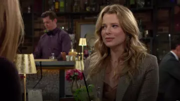 Blazer de lana a cuadros de TWP Husband usado por Summer (Hunter King) como se ve en The Young and the Restless el 12 de marzo de 2024