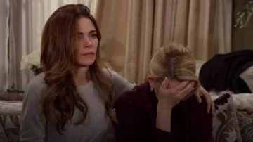 Modern Citizen Amal Tie-Front Cashmere Sweater usado por Victoria Newman (Amelia Heinle) como se ve en The Young and the Restless el 12 de marzo de 2024