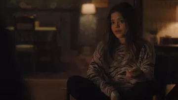 Pull Kourtney en cachemire 360 porté par Maggie Vera (Sarah Jeffery) comme on le voit dans Charmed (S04E06)