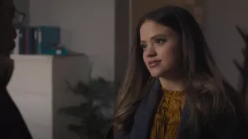 Chemisier Ulla Johnson Aimee porté par Maggie Vera (Sarah Jeffery) dans Charmed (S04E06)