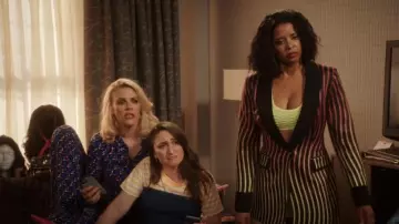 Barboteuse à smocks en Pilcro portée par Dawn Solano (Sara Bareilles) comme on le voit dans Girls5eva (S03E05)