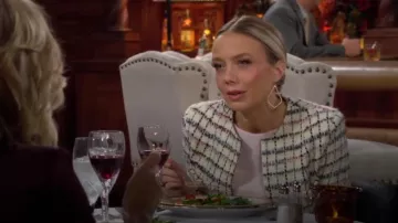 Boucles d’oreilles Kendra Scott Sophee portées par Abby Newman (Melissa Ordway) comme on le voit dans Les Feux de l’amour le 14 mars 2024