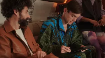 Veste plissée Issey Miyake portée par Gray Holland (Thomas Doherty) dans Girls5eva (S03E05)