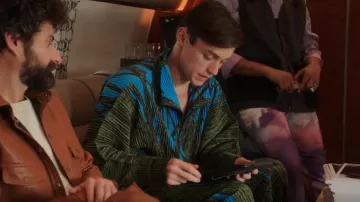 Pantalon de campagne Issey Miyake porté par Gray Holland vu dans Girls5eva (S03E05)