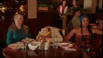 Short à carreaux Akira porté par Wickie Roy (Renée Elise Goldsberry) dans Girls5eva (S03E05)