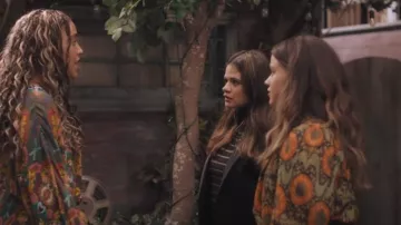 Ulla Johnson Anita Blouse portée par Maggie Vera (Sarah Jeffery) dans Charmed (S04E07)