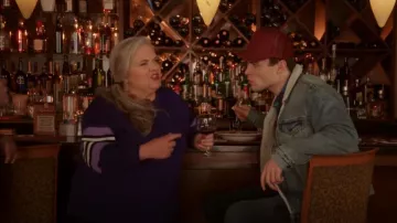 Sudadera de manga abullonada Eloquii usada por Gloria McManus (Paula Pell) como se ve en Girls5eva (S03E05)