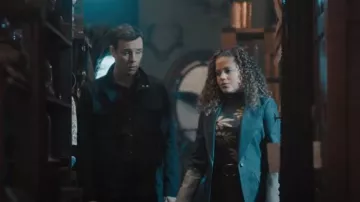 Top Nanushka Harri en Arte Povera Floral Black porté par Maggie Vera (Sarah Jeffery) comme on le voit dans Charmed (S04E08)