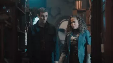 Blazer en jean Smythe Lounge porté par Maggie Vera (Sarah Jeffery) dans Charmed (S04E08)