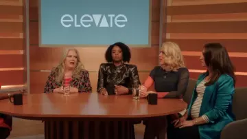 Blazer en satin Trina Turk porté par Dawn Solano (Sara Bareilles) dans Girls5eva (S03E06)