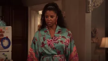 Robe courte Natori Ume portée par Wickie Roy (Renée Elise Goldsberry) comme on le voit dans Girls5eva (S03E06)