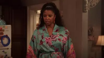 Natori Ume Bata corta usada por Wickie Roy (Renée Elise Goldsberry) como se ve en Girls5eva (S03E06)