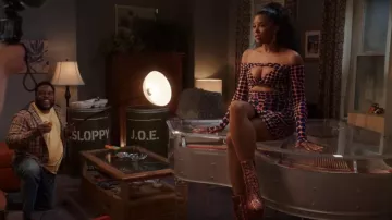 Bottes imprimées Jeffrey Campbell portées par Wickie Roy (Renée Elise Goldsberry) dans Girls5eva (S03E06)