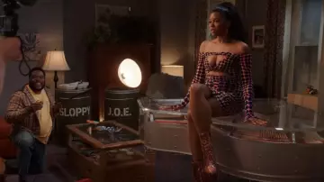 Botas con estampado de Jeffrey Campbell usadas por Wickie Roy (Renée Elise Goldsberry) como se ve en Girls5eva (T03E06)