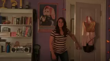 T-shirt de maternité à col en V Isabel Marent porté par Dawn Solano (Sara Bareilles) dans Girls5eva (S03E03)