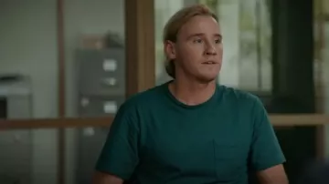 Camiseta Gap Authenic usada por Logan Delaney (Conor Merrigan Turner) como se ve en Apples Never Fall (T01E02)