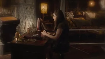 Maje Lilio Lace Trim Top porté par Mel Vera (Melonie Diaz) comme on le voit dans Charmed (S04E08)