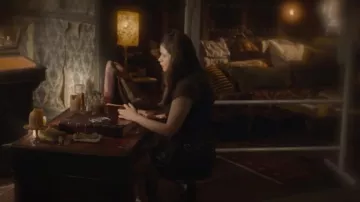 Jupe Maje Jivac portée par Mel Vera (Melonie Diaz) dans Charmed (S04E08)