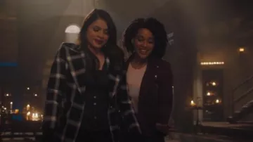 Blazer Birkin con puño acanalado de Smythe en cuadrícula negra usado por Mel Vera (Melonie Diaz) como se ve en Charmed (T04E08)
