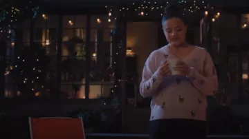Pull à col en V Sol en cachemire tête de mort porté par Maggie Vera (Sarah Jeffery) comme on le voit dans Charmed (S04E09)