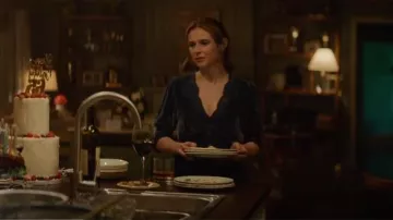 Vestido midi de terciopelo con ribetes de encaje de Rixo Simone usado por Savannah (Georgia Flood) como se ve en Apples Never Fall (T01E03)