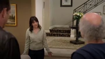 Pull Sandro Eden porté par la réalisatrice (Ursula Burton) comme on le voit dans Curb Your Enthusiasm (S12E07)