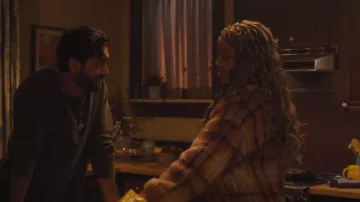 Obéissez au cardigan Lola porté par Mikaela (Lucy Barrett) comme on le voit dans Charmed (S04E10)