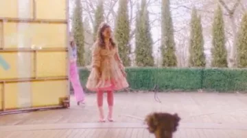 Aiguille et fil Iris Bloom Mini robe portée par Maggie Vera (Sarah Jeffery) comme on le voit dans Charmed (S04E11)