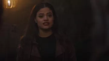 Veste NYC Coco vierge portée par Maggie Vera (Sarah Jeffery) comme on le voit dans Charmed (S04E11)