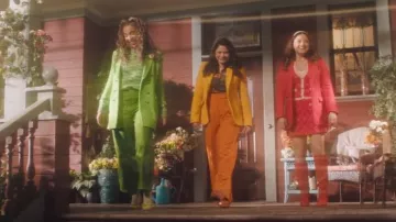 Blazer texturé Zara porté par Mikaela (Lucy Barrett) comme on le voit dans Charmed (S04E02)