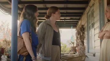 Veste de survêtement rayée jaune Needles portée par Brooke Delaney (Essie Randles) comme on le voit dans Apples Never Fall (S01E06)