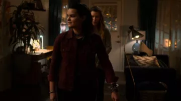 Chaqueta vaquera con estampado de serpiente de Nueva York en blanco usada por Rory (Brianna Hildebrand) como se ve en Lucifer (T06E05)