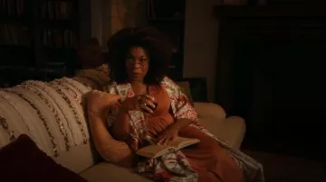 Rachel Pally Robe caftan à manches kimono à col en V portée par Viola 'Vi' Marsette (Lorraine Toussaint) comme on le voit dans The Equalizer (S04E04)