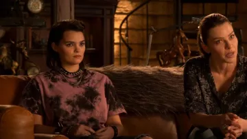 Camiseta Electric & Rose State Pocket en rosa. usado por Rory (Brianna Hildebrand) como se ve en Lucifer (T06E05)