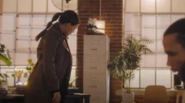 Stand Studio Malou Trench porté par Maggie Vera (Sarah Jeffery) comme on le voit dans Charmed (S04E12)