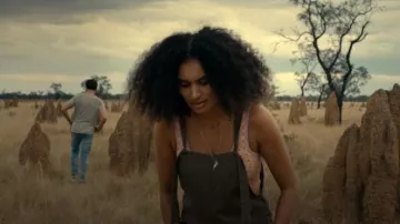 Salopette en sergé Aerie Werk & Play portée par Cassie (Perry Mooney