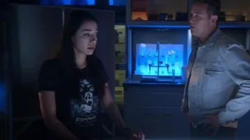 Hot Topic Spooky Beach T-Shirt porté par Ella Lopez (Aimee Garcia) comme on le voit dans Lucifer (S06E07)