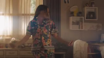 Pantalon AFRM Neon Garden porté par Maggie Vera (Sarah Jeffery) dans Charmed (S04E12)