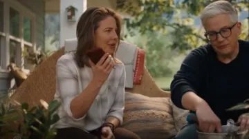 Chemise à carreaux Rails Hunter en colombe portée par l’officier Amini (Paniz Zade) comme on le voit dans Tracker (S01E05)