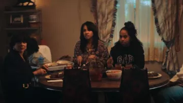 Gap Navy And White Hood­ie worn by Nicole (Laila Pruitt) as seen in BMF (S03E01)