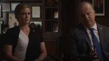 Hugo Boss Vestido slim fit con escote en V usado por Abigail Baker (Abigail Hawk) como se ve en Blue Bloods (T14E04)