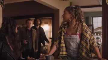 Salopette en jean de coton Cristina Martinez portée par Mikaela (Lucy Barrett) dans Charmed (S04E13)