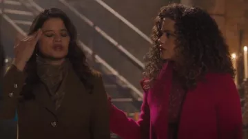Mackage Laila Manteau porté par Maggie Vera (Sarah Jeffery) dans Charmed (S04E13)